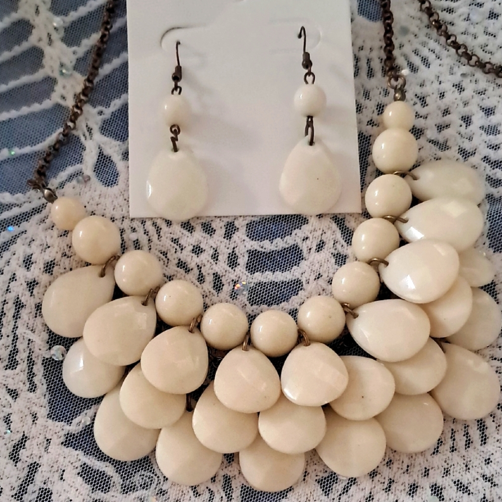 Elegant Cream Jewelry Set